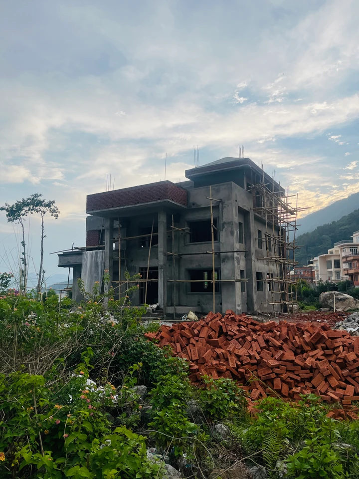 'निर्माणाधीन घर बिक्रीमा'